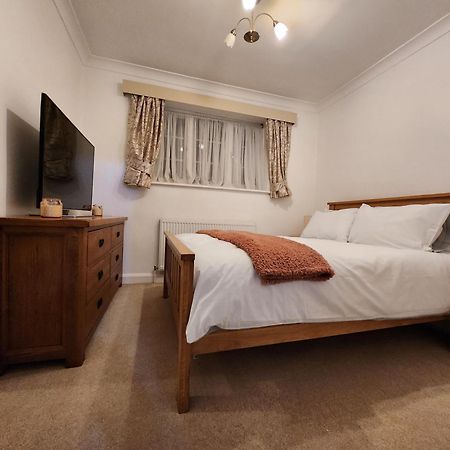 Elmdon House With 4 Spacious Bedrooms To Choose Birmingham Exterior photo